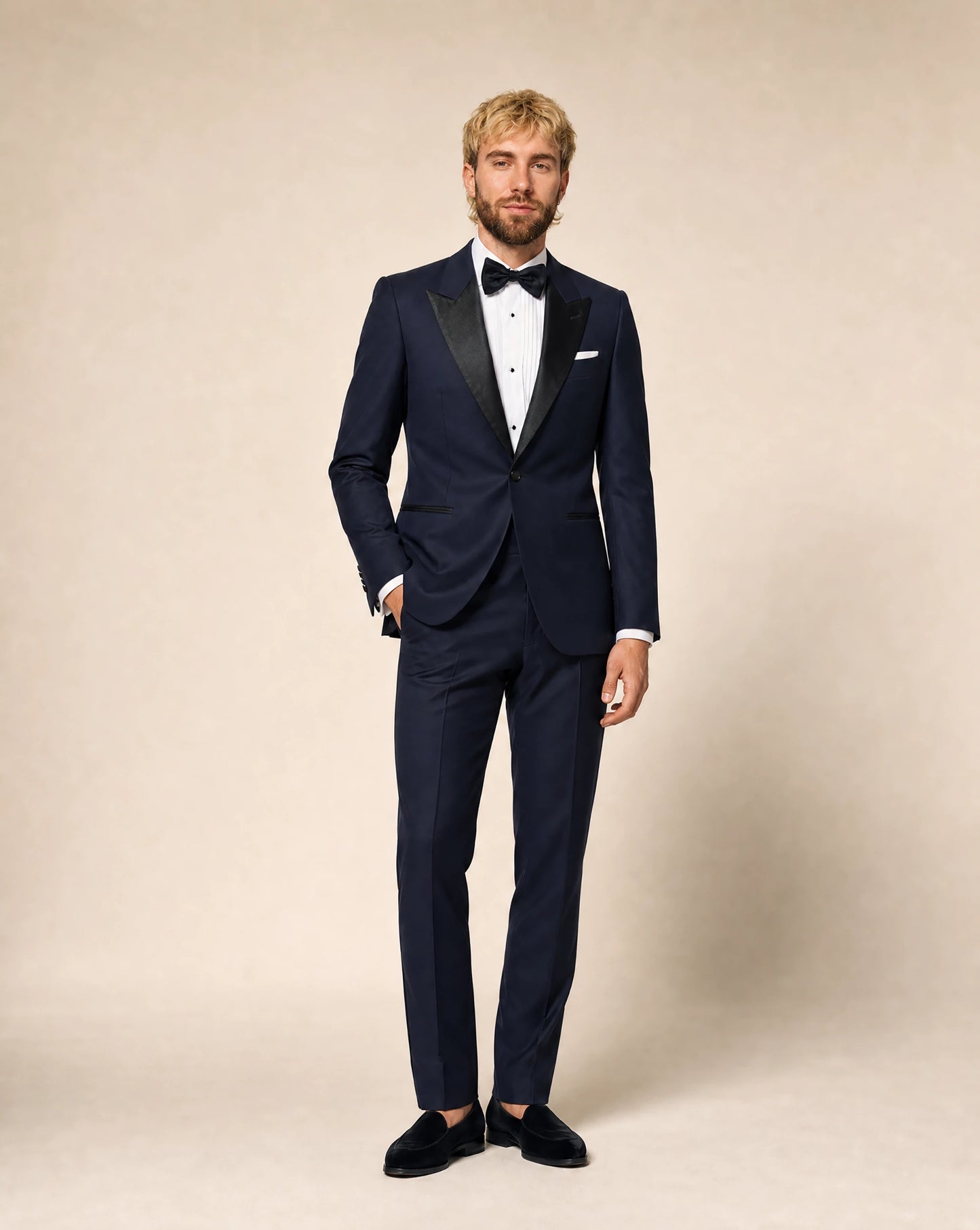 Dunkelblauer Smoking mit Galonhose