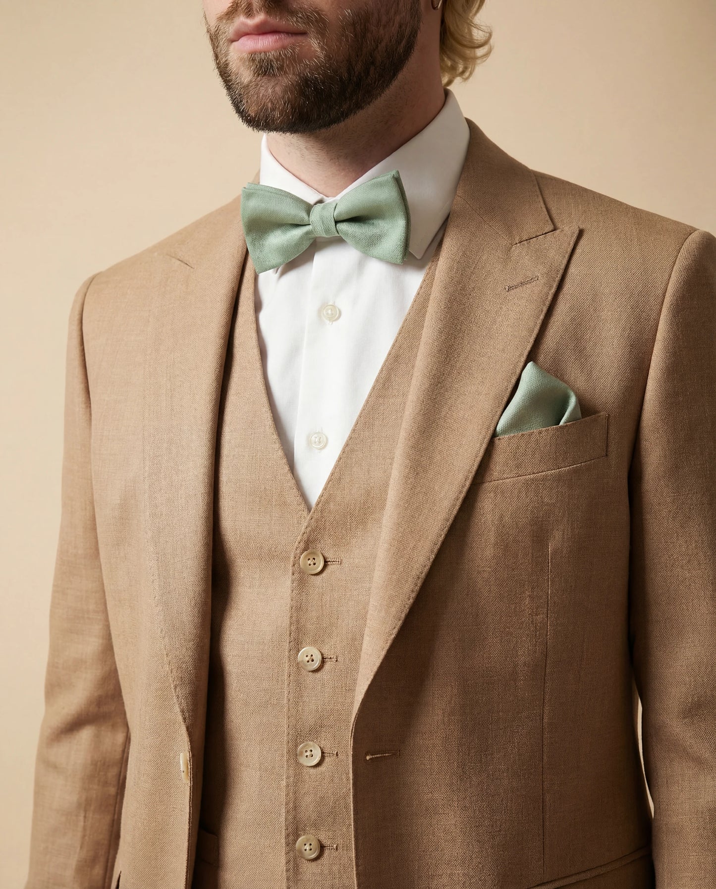 Sandfarbener Hochzeitsanzug mit Weste