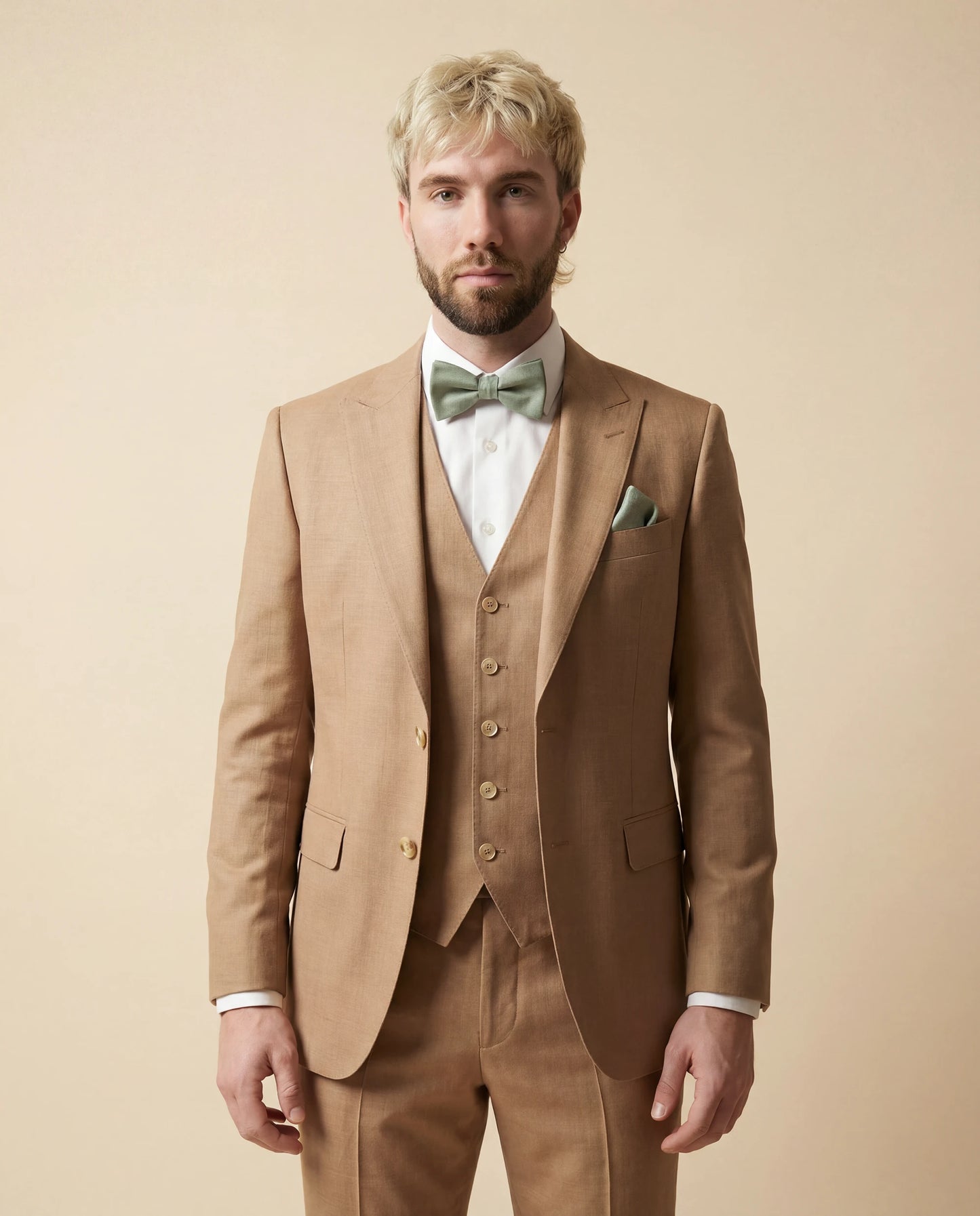 Sandfarbener Hochzeitsanzug mit Weste