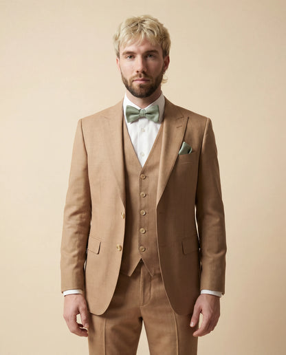Sandfarbener Hochzeitsanzug mit Weste