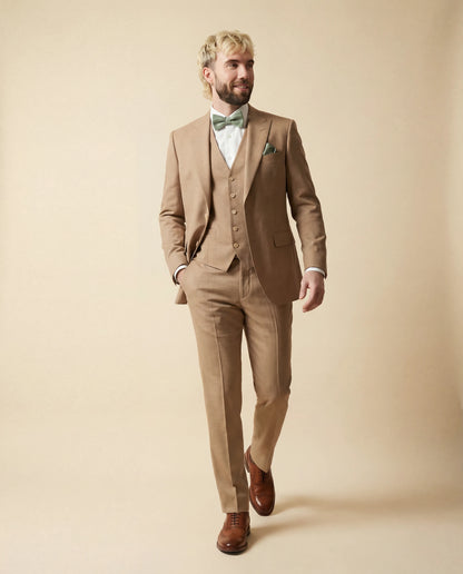 Sandfarbener Hochzeitsanzug mit Weste