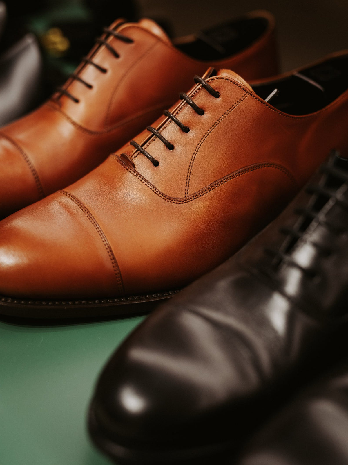 Braune und schwarze Herrenschuhe im Showroom