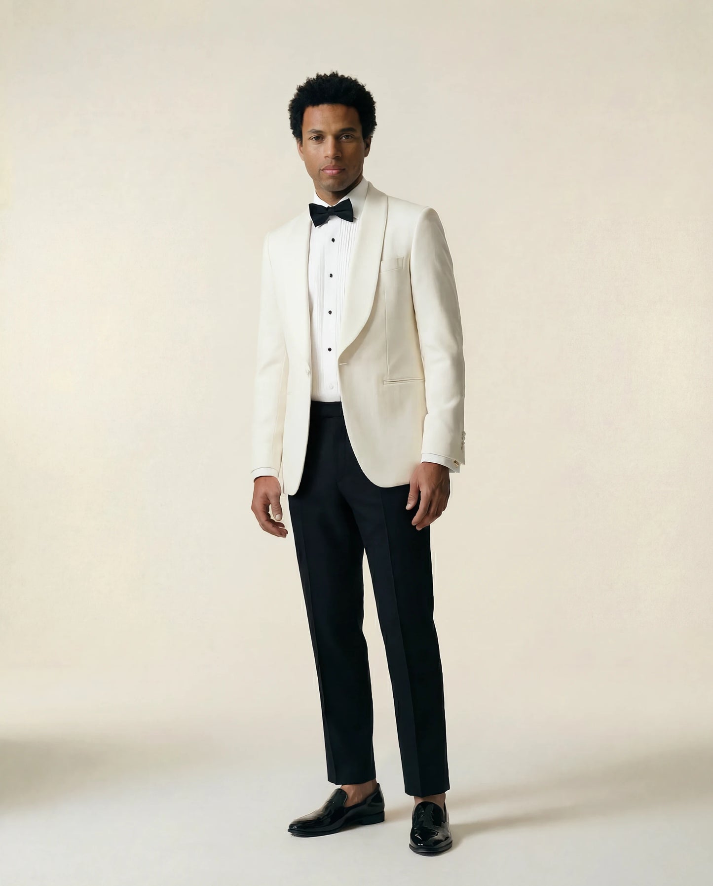 Weißer Smoking mit Dinnerjacket und schwarzer Hose