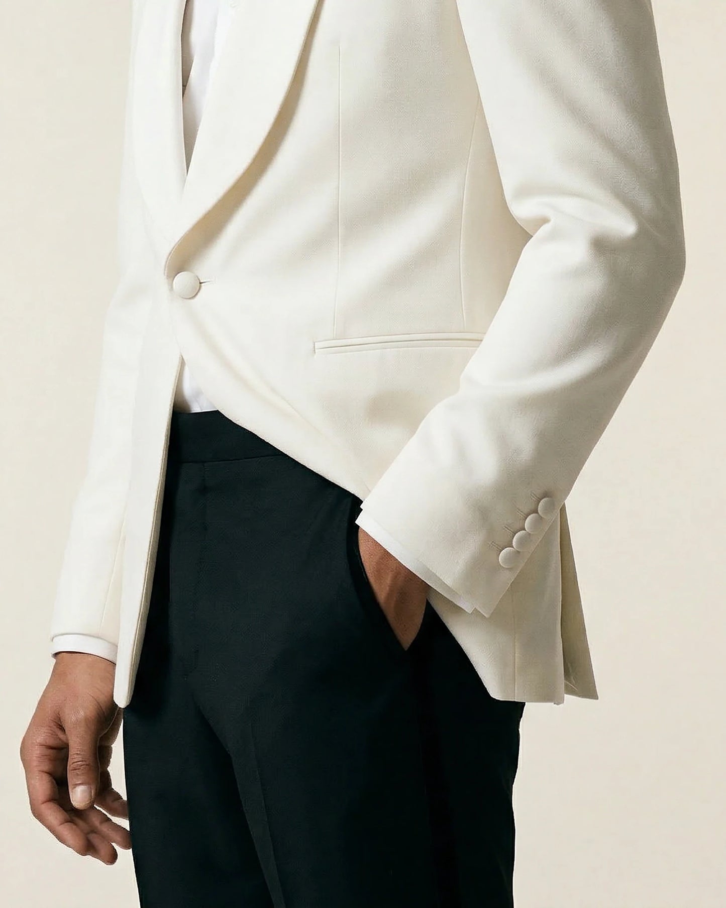 Weißer Smoking mit Dinnerjacket und schwarzer Hose
