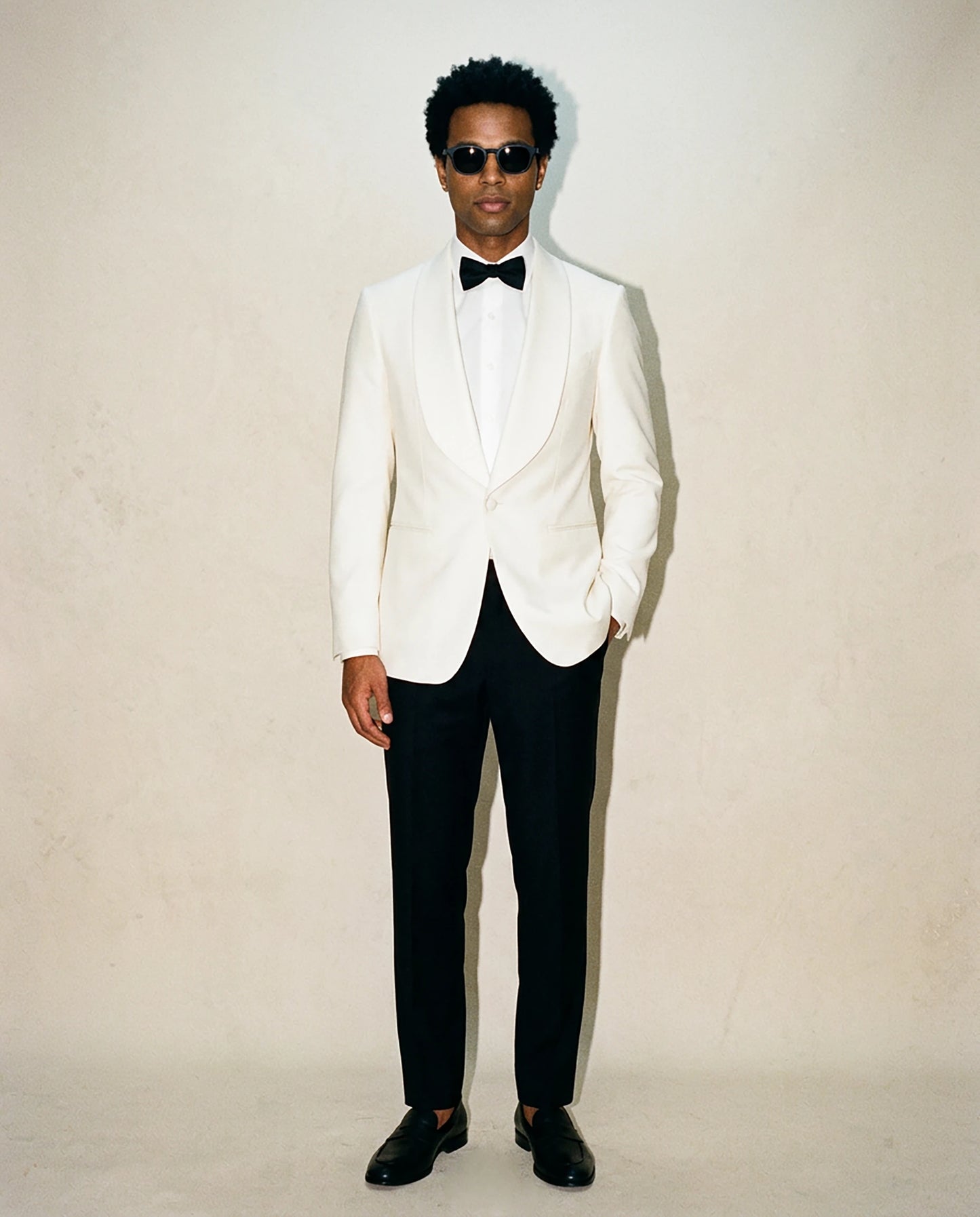 Weißer Smoking mit Dinnerjacket und schwarzer Hose