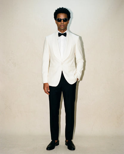 Weißer Smoking mit Dinnerjacket und schwarzer Hose