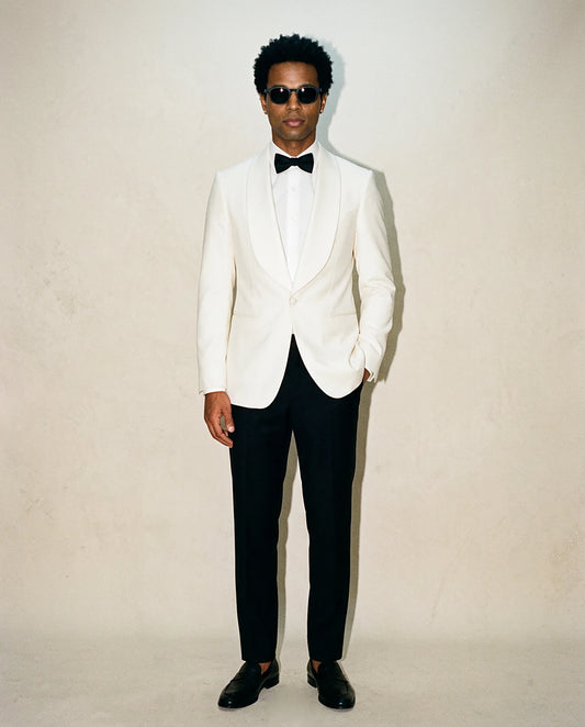 Weißer Smoking mit Dinnerjacket und schwarzer Hose