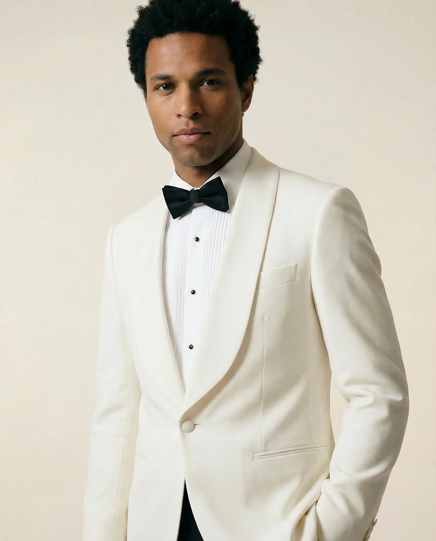 Weißer Smoking mit Dinnerjacket und schwarzer Hose