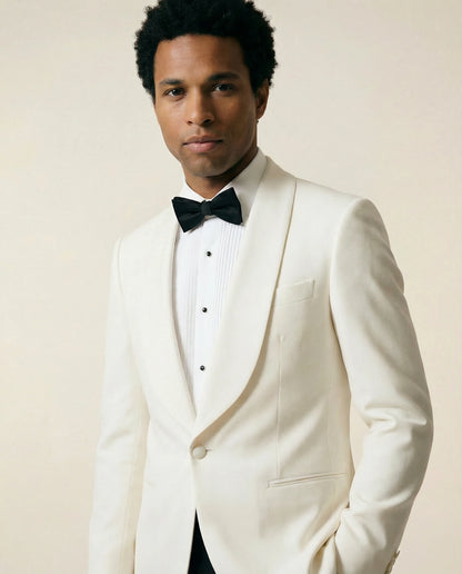 Weißer Smoking mit Dinnerjacket und schwarzer Hose